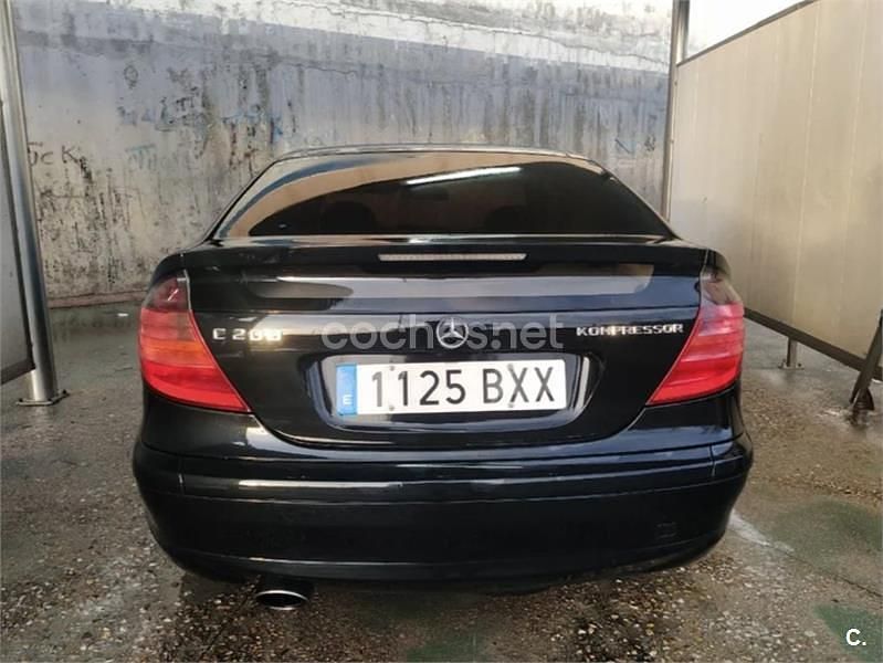 Usado Mercedes C200 163 CV (119 kW) 2002 Negro Berlina