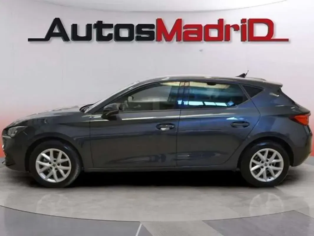 Usado Seat Leon Style 110 CV (80 kW) 2022 Gris / plata Berlina