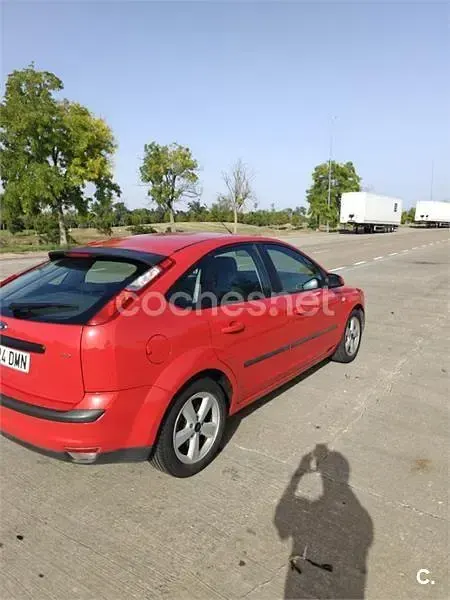 Usado Ford Focus Sport 145 CV (106 kW) 2005 Rojo Berlina
