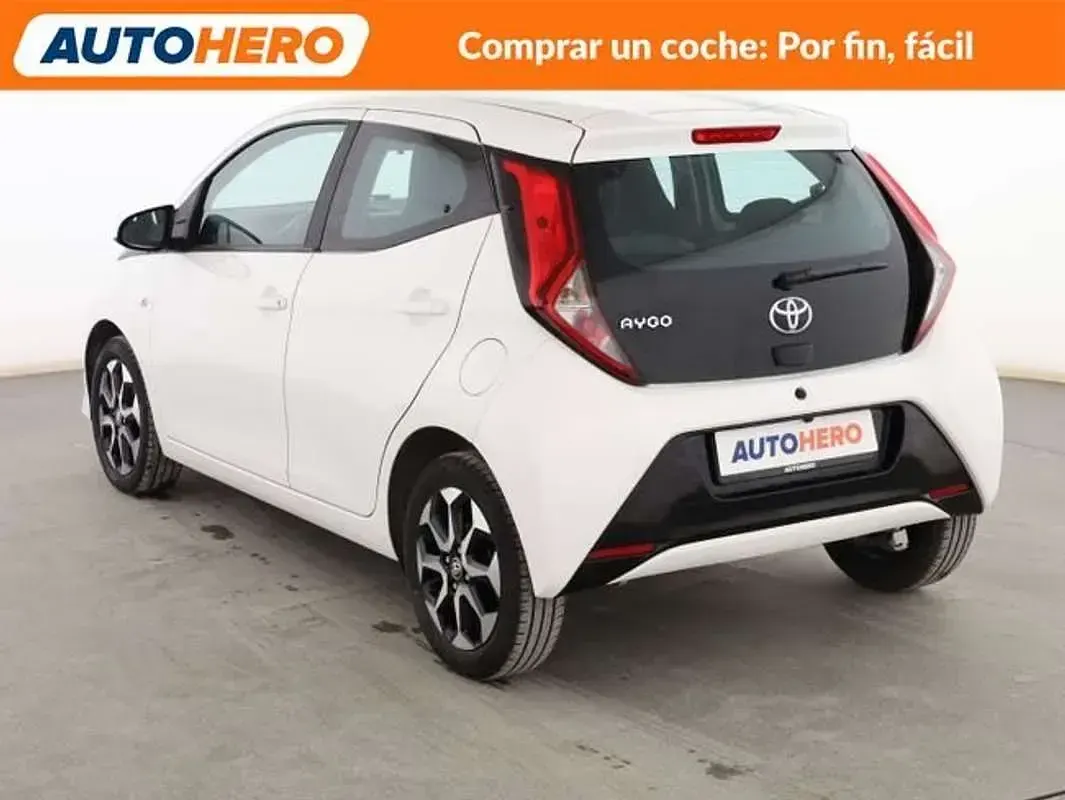 Usado Toyota Aygo Play 72 CV (52 kW) 2021 Blanco Utilitario
