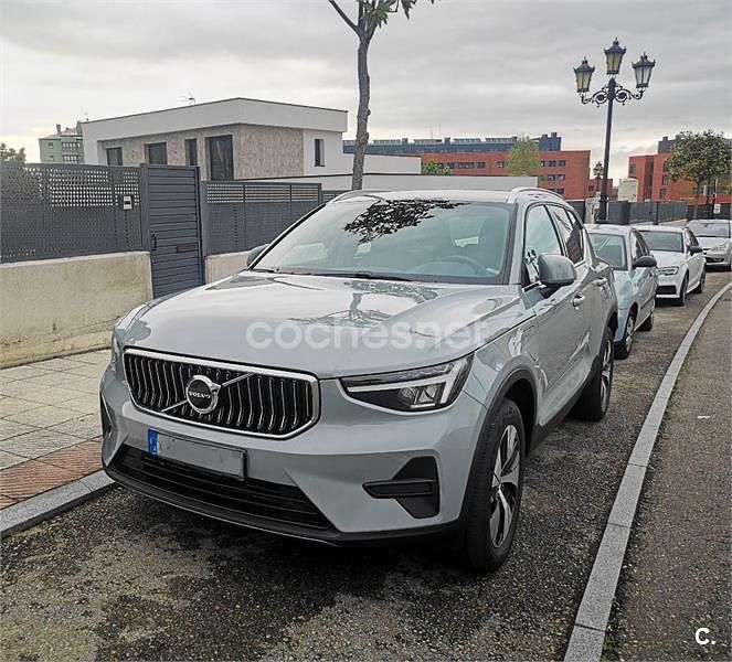 Gris / plata Usado 2023 Volvo XC40 Core SUV | 36.000 € (Caro) - Imagen 1/1