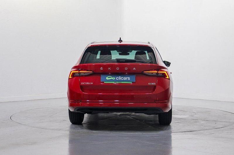 Usado Skoda Octavia Selection 110 CV (80 kW) 2023 Rojo Familiar
