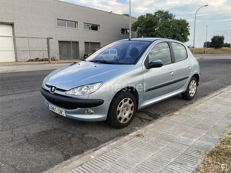 Usado Peugeot 206 70 CV (51 kW) 2003 Azul Berlina