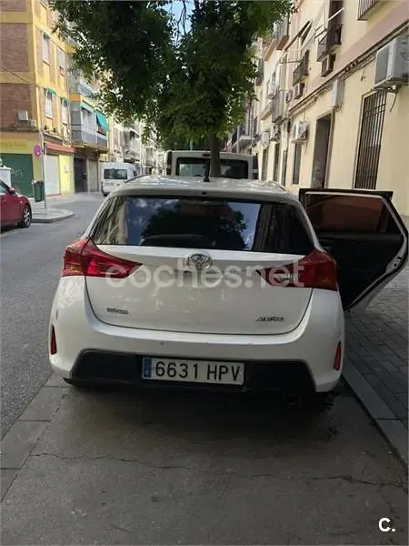 Usado Toyota Auris Live 124 CV (91 kW) 2013 Blanco Berlina