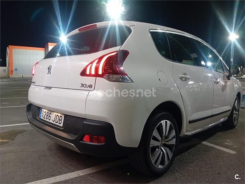 Usado Peugeot 3008 Style 120 CV (88 kW) 2015 Blanco Familiar