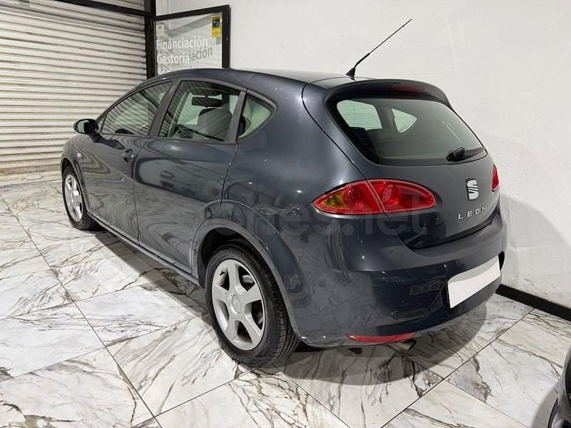 Usado Seat Leon Sport 102 CV (75 kW) 2005 Gris / plata Berlina