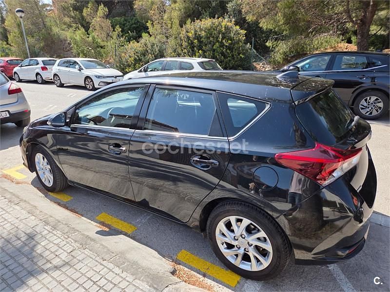 Begagnad Toyota Auris Active 116 HK (85 kW) 2017 Svart Sedan