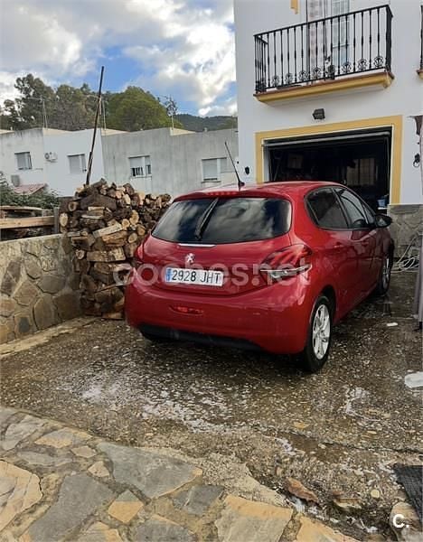 Usado Peugeot 208 Access 82 CV (60 kW) 2015 Rojo Utilitario