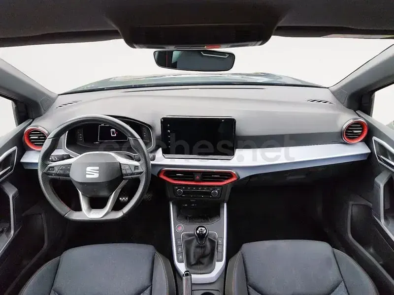 Usado Seat Arona FR 115 CV (84 kW) 2025 Gris / plata SUV