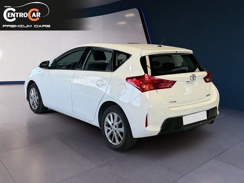 Usado Toyota Auris Active 132 CV (97 kW) 2015 Blanco Berlina