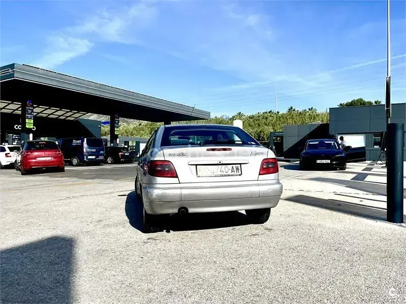 Usado Citroën Xsara Attraction 71 CV (52 kW) 1999 Gris / plata Berlina