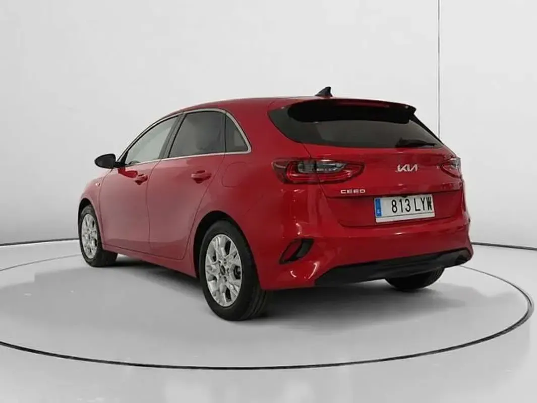Usado Kia Ceed 101 CV (74 kW) 2022 Rojo Utilitario