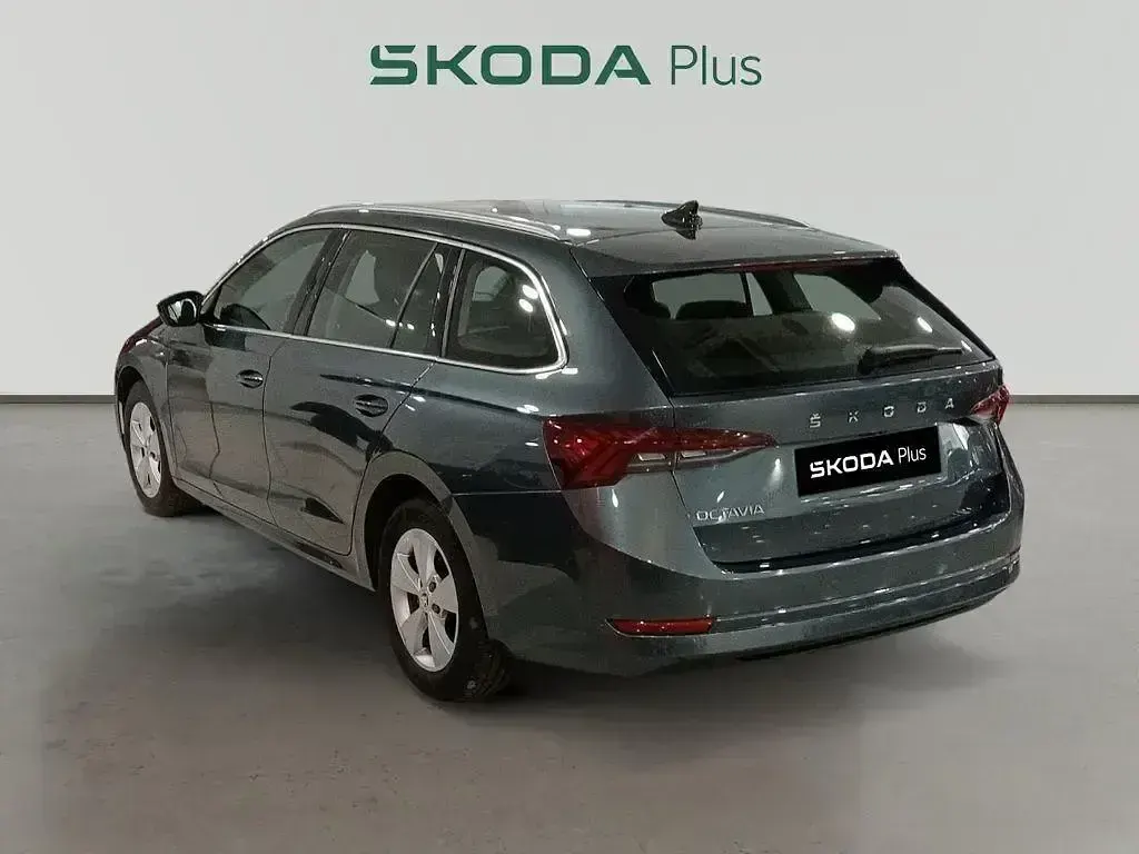 Usado Skoda Octavia Ambition 150 CV (110 kW) 2022 Gris Familiar