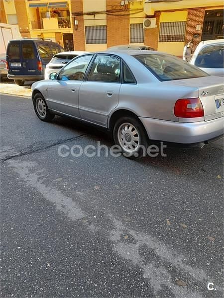 Usado Audi A4 125 CV (91 kW) 1999 Gris / plata Berlina