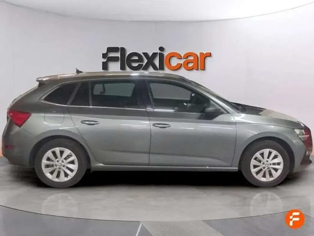 Usado Skoda Scala Selection 116 CV (85 kW) 2024 Gris Utilitario