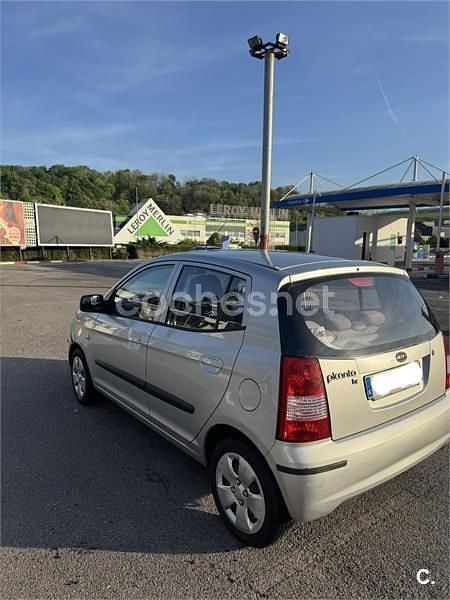 Usado Kia Picanto LX 61 CV (44 kW) 2006 Gris / plata Utilitario