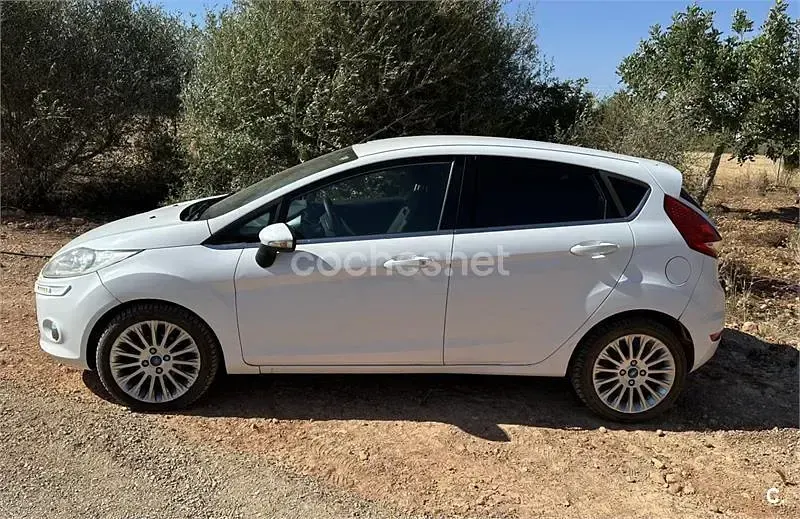 Usado Ford Fiesta Titanium 95 CV (69 kW) 2011 Blanco Berlina