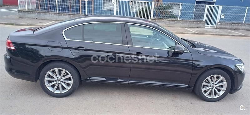 Usado VW Passat Advance 150 CV (110 kW) 2018 Negro Berlina