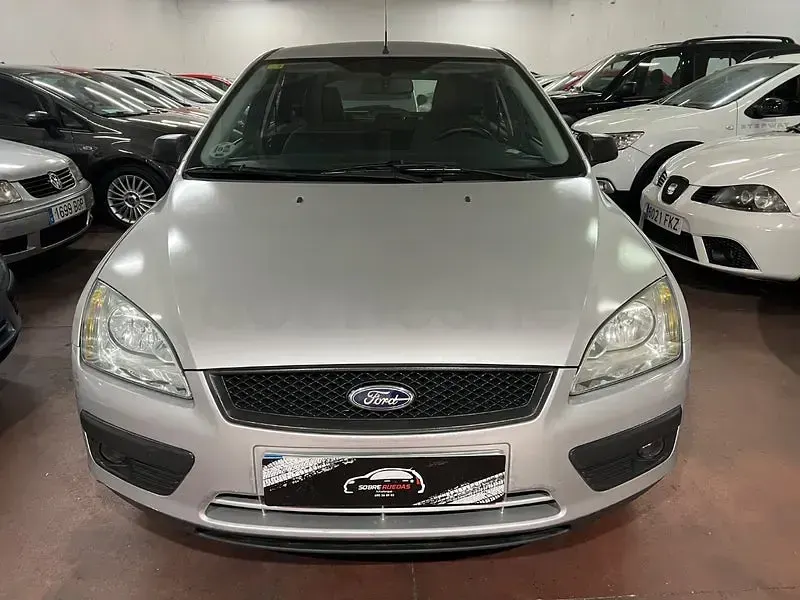 Usado Ford Focus Ghia 100 CV (73 kW) 2005 Gris / plata Berlina