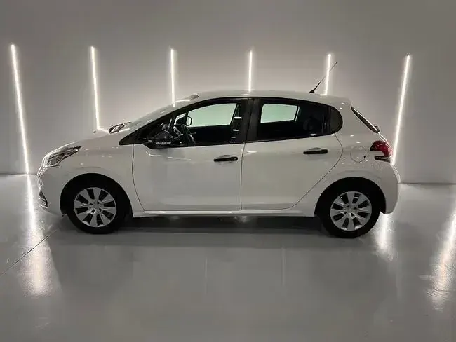 Usado Peugeot 208 Access 82 CV (60 kW) 2016 Blanco Utilitario