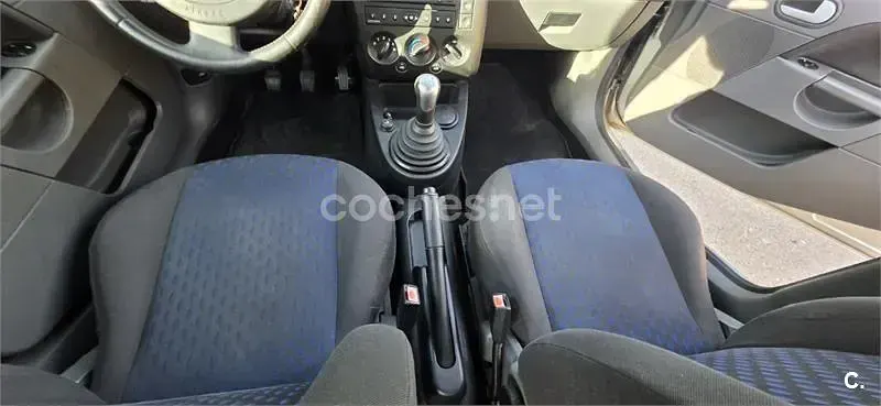 Usado Ford Fiesta Trend 80 CV (58 kW) 2002 Gris / plata Utilitario
