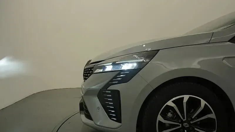 Usado Renault Clio V Techno 100 CV (73 kW) 2025 Gris Berlina