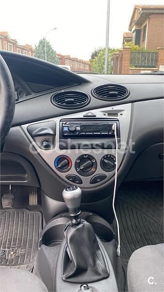 Usado Ford Focus Trend 90 CV (66 kW) 2001 Gris / plata Berlina