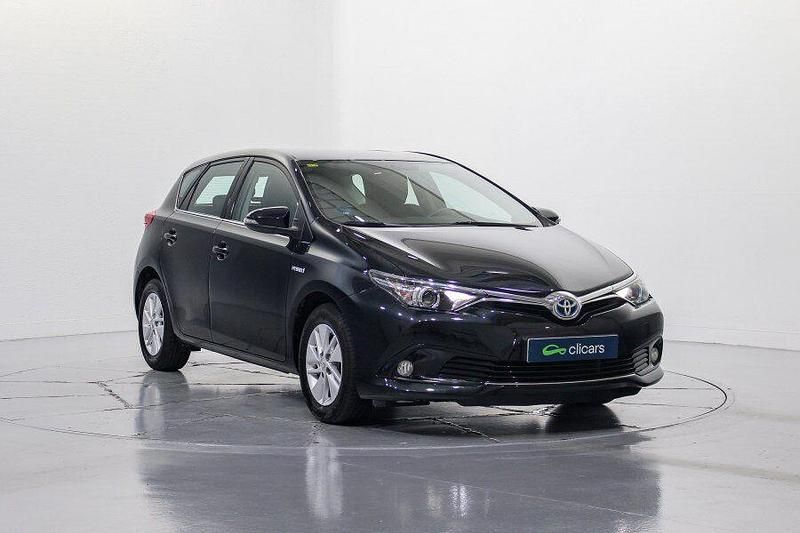Usado Toyota Auris Hybrid Active 136 CV (100 kW) 2016 Negro Berlina