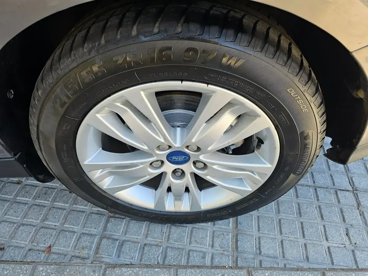 Usado Ford Focus Trend 90 CV (66 kW) 2011 Gris Berlina