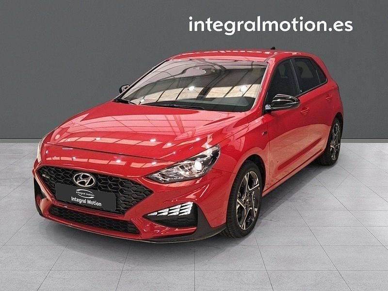 Usado Hyundai i30 N Line 120 CV (88 kW) 2024 Rojo Berlina