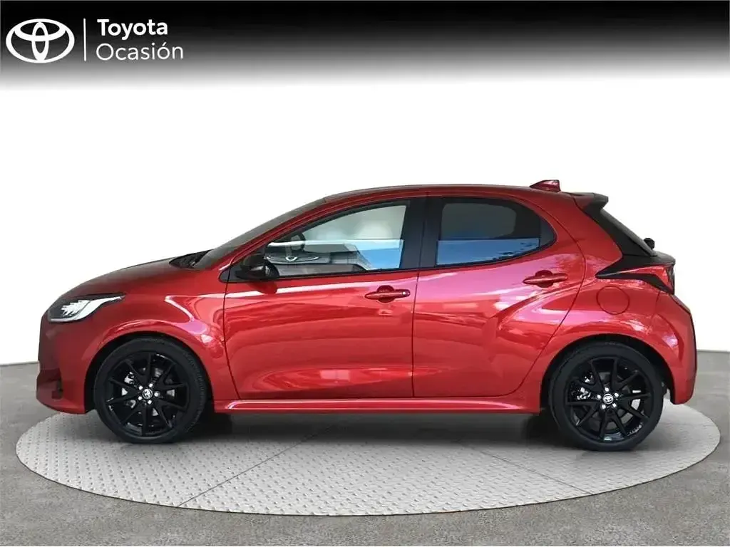 Usado Toyota Yaris Hybrid Plus 116 CV (85 kW) 2022 Rojo Monovolumen