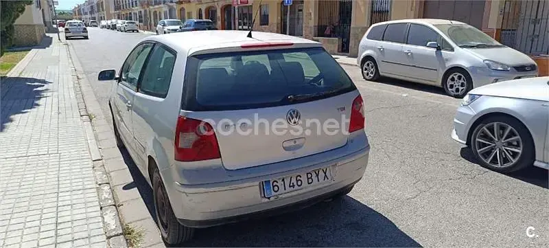 Usado VW Polo Highline 100 CV (73 kW) 2002 Gris / plata Utilitario