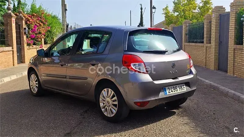 Usado Renault Clio IV Evolution 105 CV (77 kW) 2012 Gris / plata Berlina