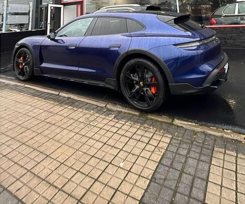 Usado Porsche Taycan Sport Turismo 500 kW (680 CV) 2023 Azul Familiar
