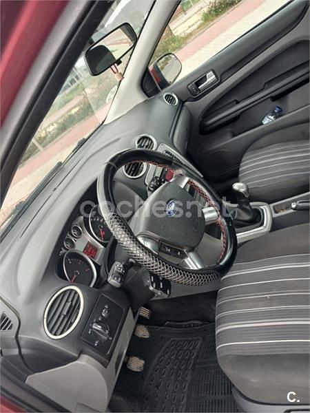 Usado Ford Focus Ghia 115 CV (84 kW) 2008 Granate Berlina