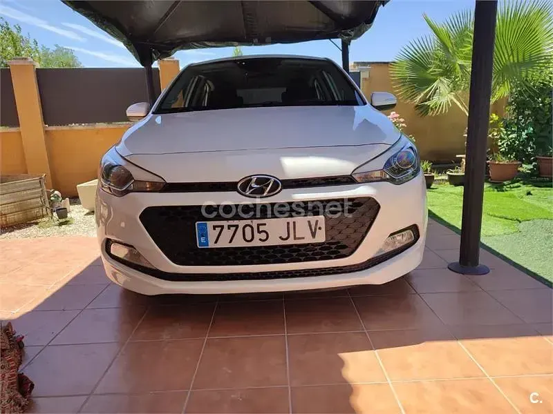 Usado Hyundai i20 90 CV (66 kW) 2016 Blanco Berlina