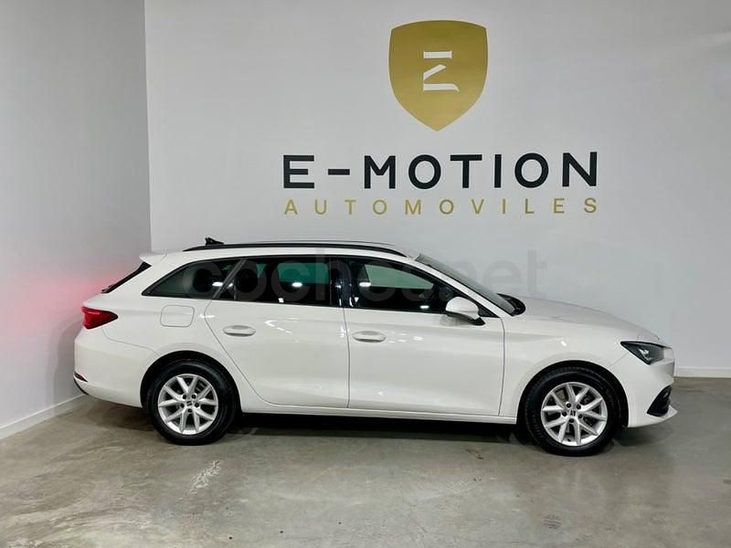 Usado Seat Leon Style 115 CV (84 kW) 2022 Blanco Familiar