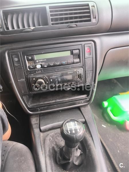 Usado VW Passat Comfortline 110 CV (80 kW) 1999 Gris / plata Familiar