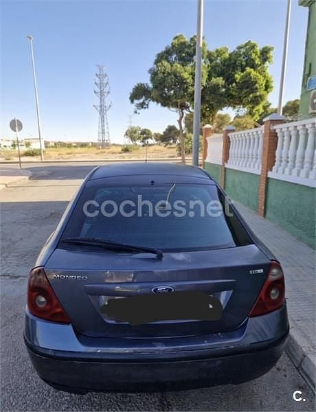 Usado Ford Mondeo Ambiente 115 CV (84 kW) 2004 Gris / plata Berlina