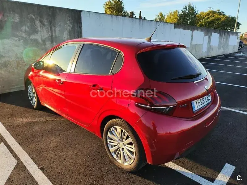 Używany Peugeot 208 Signature Sky 82 KM (60 kW) 2019 Czerwony Hatchback