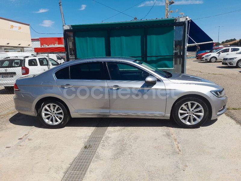 Usado VW Passat Advance 150 CV (110 kW) 2019 Plateado Berlina