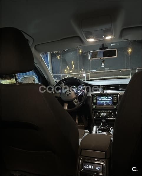 Usado Skoda Superb Active 140 CV (102 kW) 2014 Gris / plata Familiar