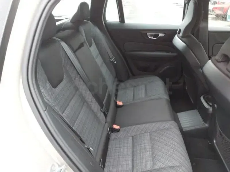 Usado Volvo V60 Core 350 CV (257 kW) 2025 Gris Familiar
