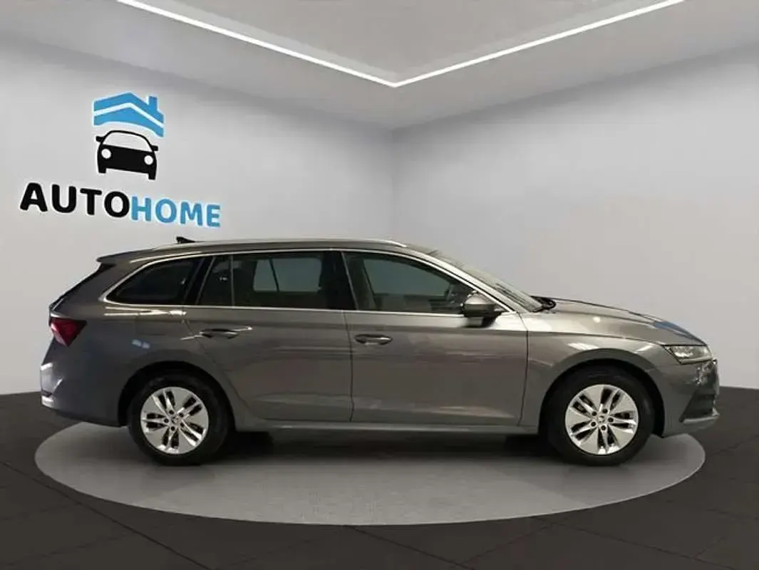 Usado Skoda Octavia Ambition 150 CV (110 kW) 2023 Gris Familiar
