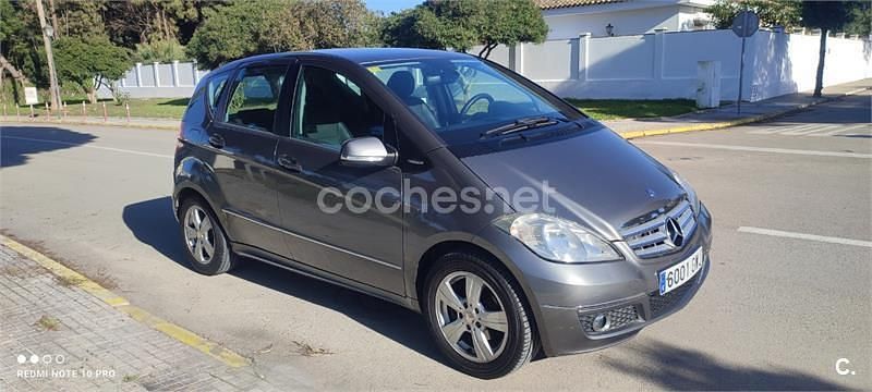 Usado Mercedes A180 Avantgarde 109 CV (80 kW) 2010 Gris / plata Monovolumen