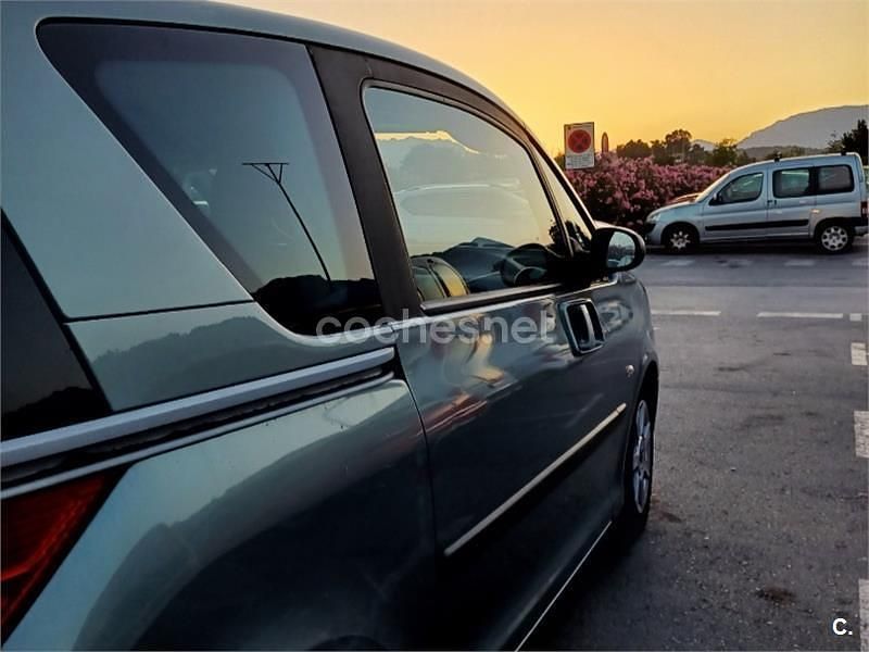 Usado Peugeot 1007 70 CV (51 kW) 2006 Azul Monovolumen