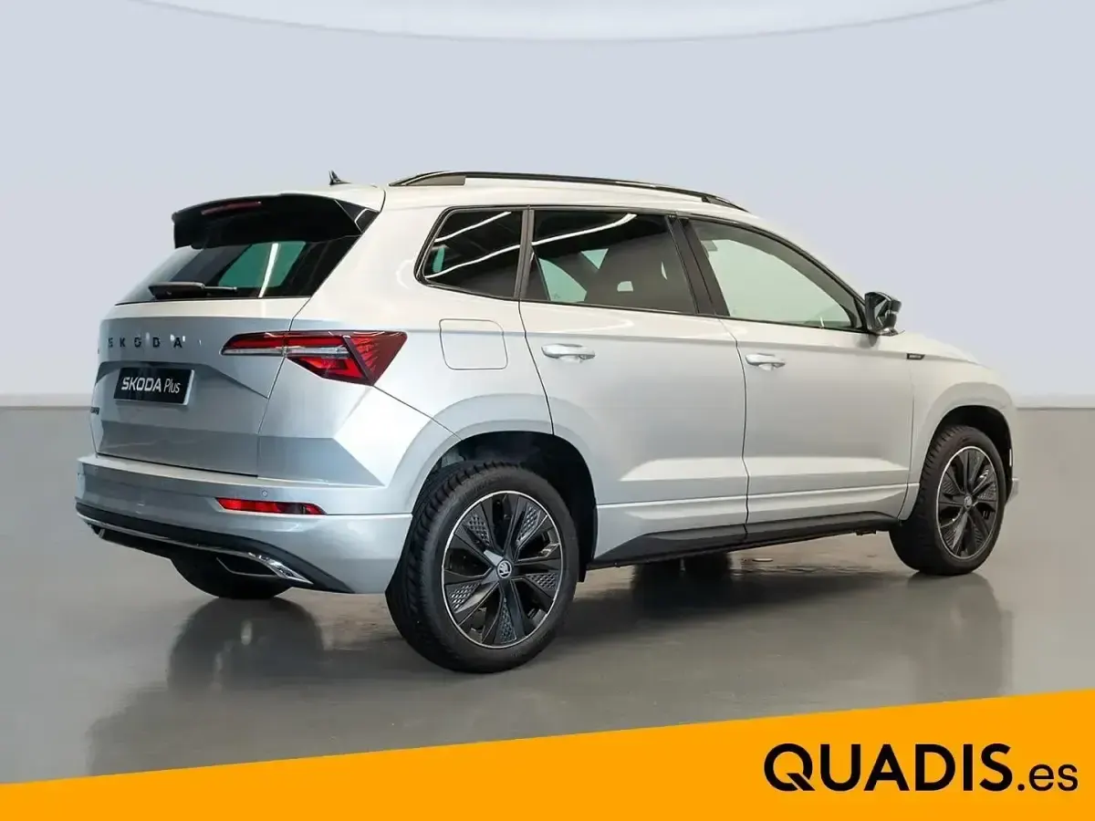 Usado Skoda Karoq SportLine 150 CV (110 kW) 2025 Gris plata SUV