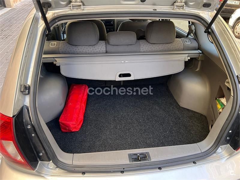 Usado Kia Rio 81 CV (59 kW) 2004 Blanco Berlina