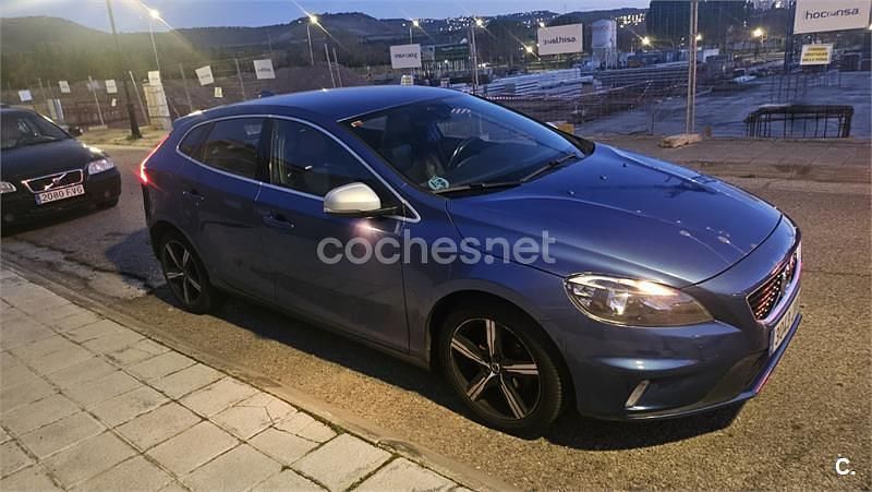 Usado Volvo V40 R-Design Momentum 120 CV (88 kW) 2016 Azul Berlina