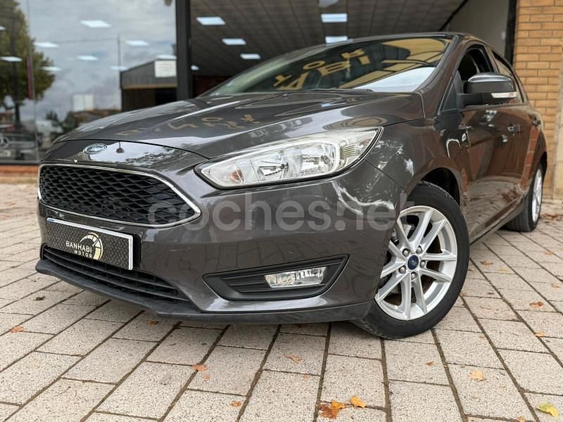Gris / plata Usado 2015 Ford Focus Trend Berlina | 6500 € (Precio justo) - Imagen 1/4